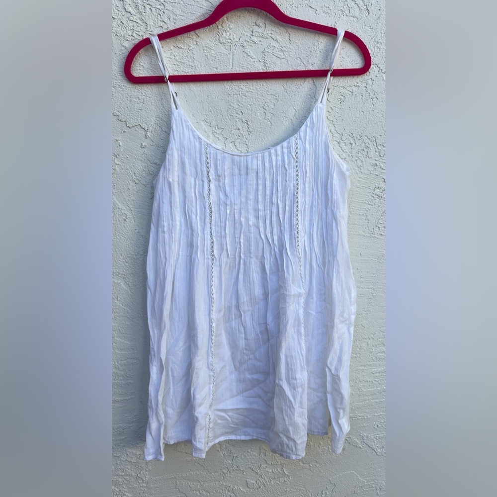 Cute white summery dress with beautiful detailing 🐚